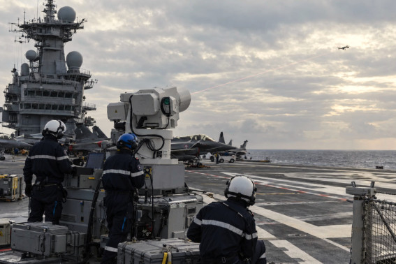 Charles de Gaulle : le porte-avions a accueilli pour la première fois un laser anti-drone Charles de Gaulle : le porte-avions a accueilli pour la première fois un laser anti-drone